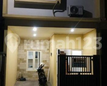 Rumah 2 Lantai SHM di Grand Siwalankerto, Surabaya Dekat Uk Petra